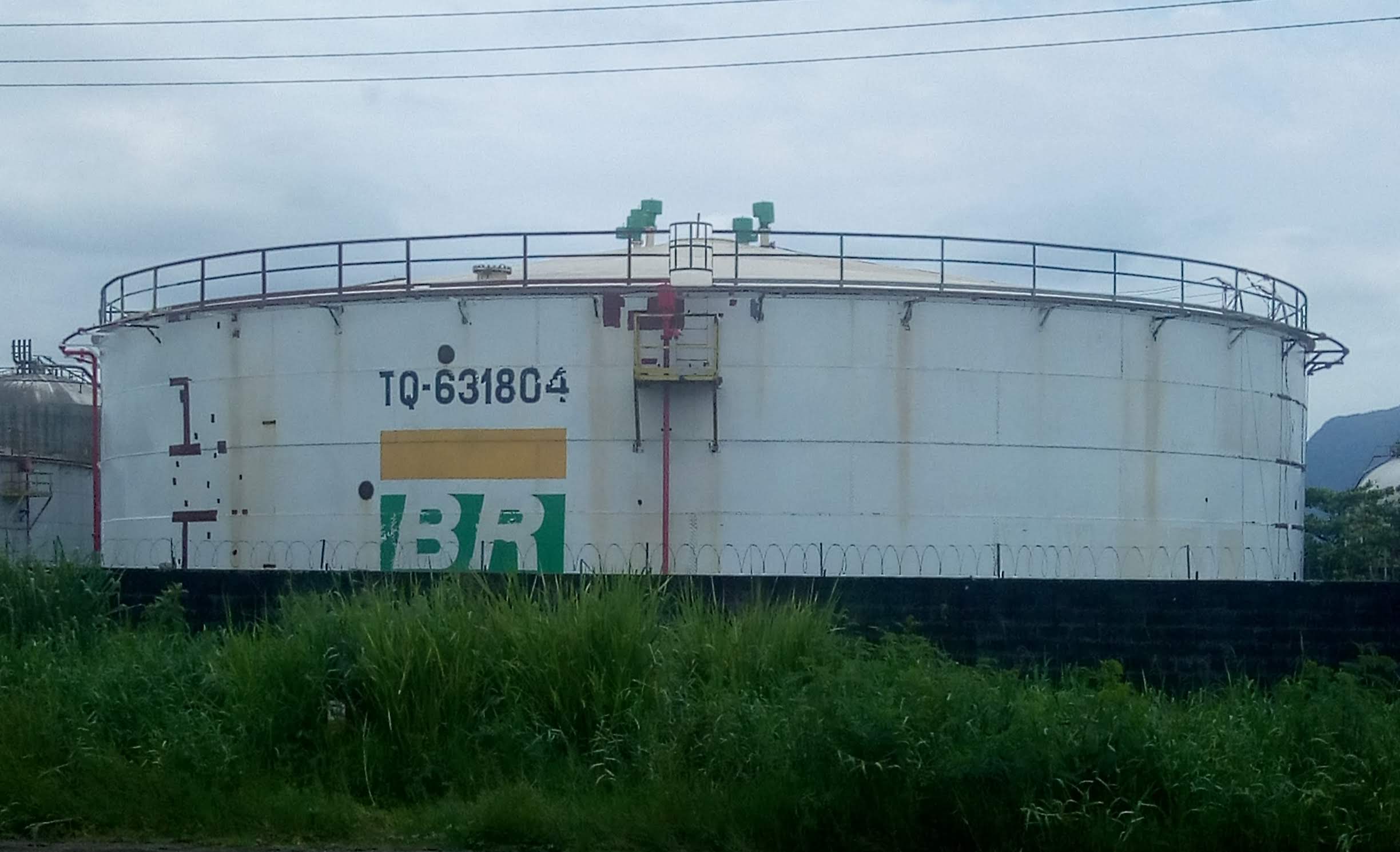 Tanque com ferrugem antes